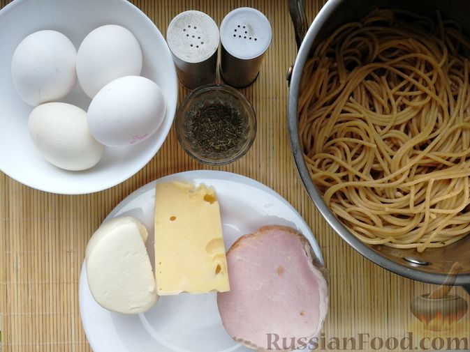 Фото приготовления рецепта: Фриттата с макаронами, сыром и копчёностями - шаг №2