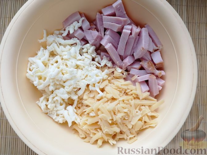 Фото приготовления рецепта: Фриттата с макаронами, сыром и копчёностями - шаг №3
