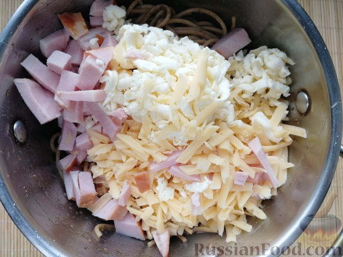 Фото приготовления рецепта: Фриттата с макаронами, сыром и копчёностями - шаг №5