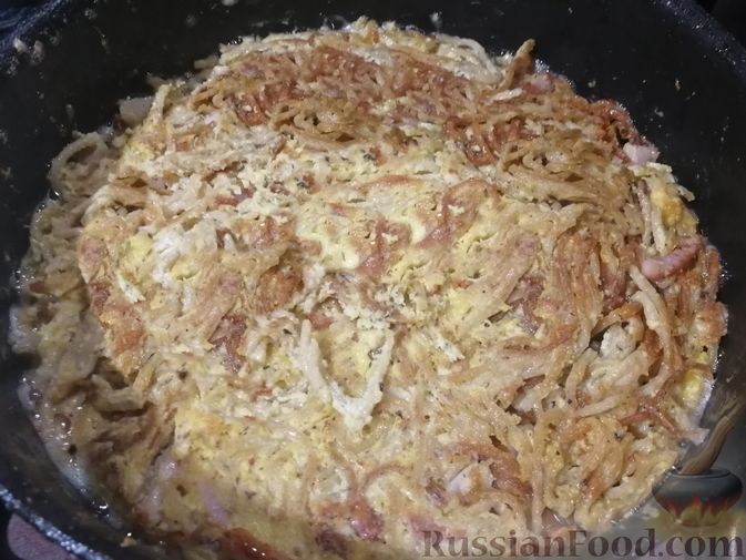 Фото приготовления рецепта: Фриттата с макаронами, сыром и копчёностями - шаг №8