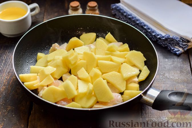 Фото приготовления рецепта: Жареная картошка с курицей и луком - шаг №5