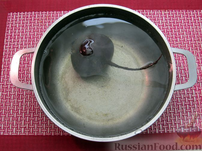 Фото приготовления рецепта: Винегрет с селёдкой, солёными огурцами и зелёным горошком - шаг №3