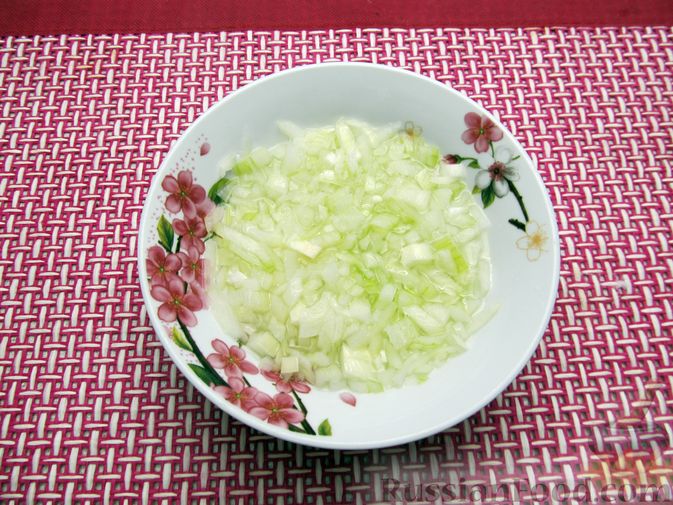 Фото приготовления рецепта: Винегрет с селёдкой, солёными огурцами и зелёным горошком - шаг №6
