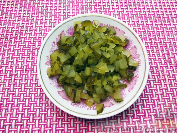 Фото приготовления рецепта: Винегрет с селёдкой, солёными огурцами и зелёным горошком - шаг №8
