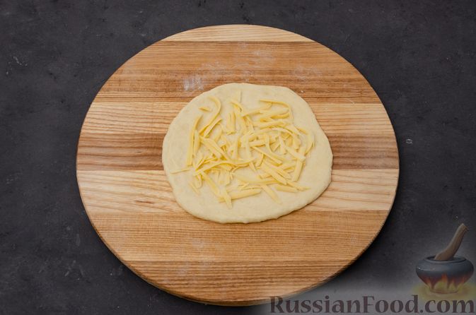 Фото приготовления рецепта: Дрожжевые бублики с сырной начинкой - шаг №15