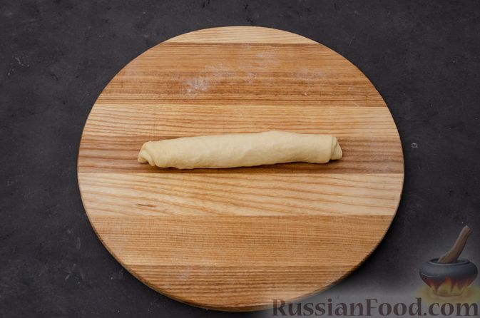 Фото приготовления рецепта: Дрожжевые бублики с сырной начинкой - шаг №17