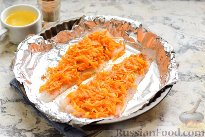 Фото приготовления рецепта: Минтай, запечённый под "шубкой" из крабовых палочек, моркови и сыра - шаг №9