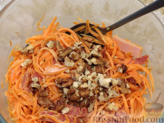 Фото приготовления рецепта: Салат из моркови с колбасой, грецкими орехами и сухариками - шаг №10