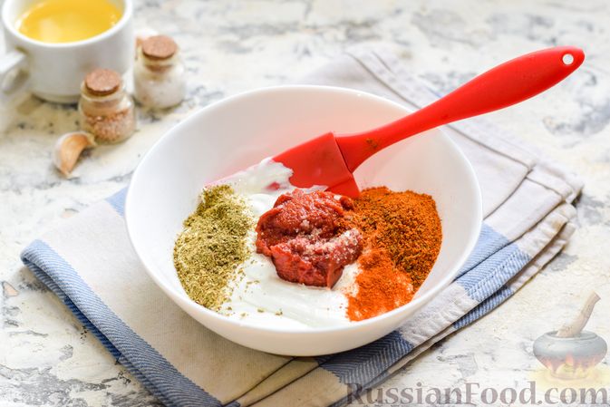 Фото приготовления рецепта: Цветная капуста, запечённая с минтаем под сметанно-томатным соусом - шаг №3