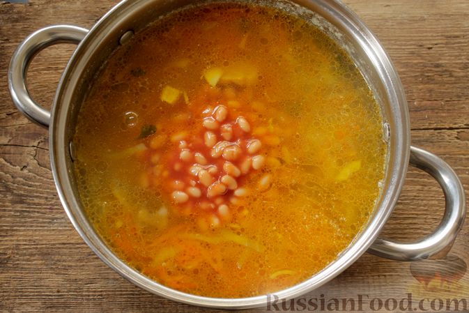 Фото приготовления рецепта: Суп с консервированной фасолью, маринованными грибами, курицей и капустой - шаг №11