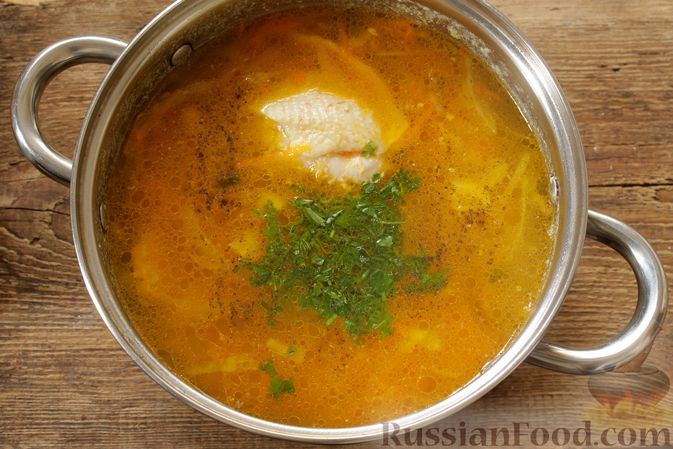 Фото приготовления рецепта: Суп с консервированной фасолью, маринованными грибами, курицей и капустой - шаг №12