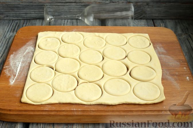 Фото приготовления рецепта: Мини-слойки с колбасой - шаг №4