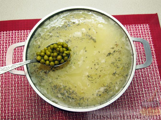 Фото приготовления рецепта: Сырный суп с куриными сердечками, булгуром и  консервированным горошком - шаг №15