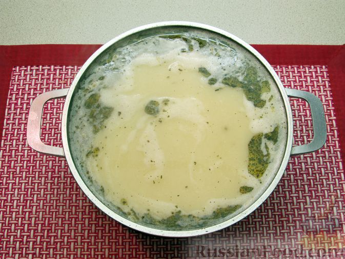 Фото приготовления рецепта: Сырный суп с куриными сердечками, булгуром и  консервированным горошком - шаг №17