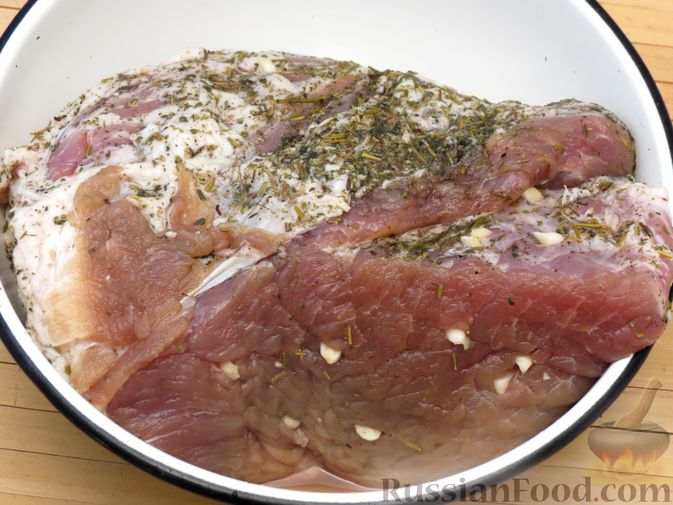 Фото приготовления рецепта: Свиной окорок, запечённый с чесноком и пряными травами (в фольге) - шаг №5