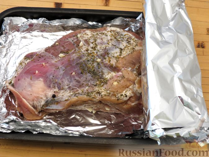 Фото приготовления рецепта: Свиной окорок, запечённый с чесноком и пряными травами (в фольге) - шаг №6