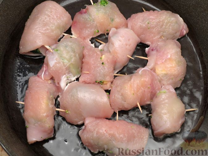 Фото приготовления рецепта: Куриные рулеты с брокколи и сыром (в духовке) - шаг №5