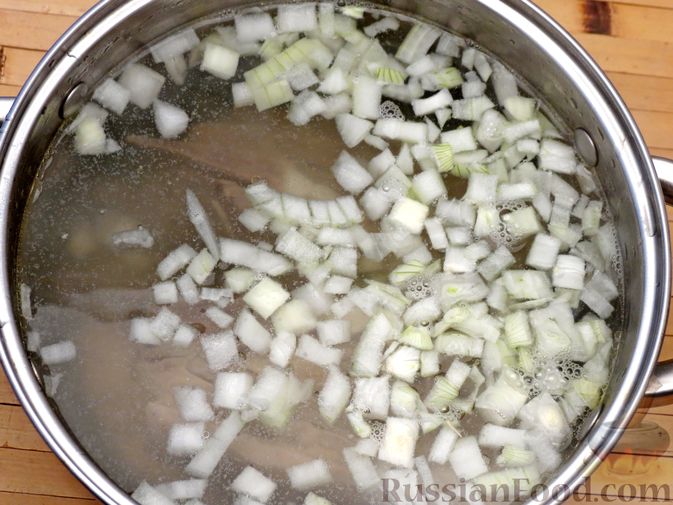 Фото приготовления рецепта: Говяжий суп с нутом, клёцками и помидорами - шаг №5