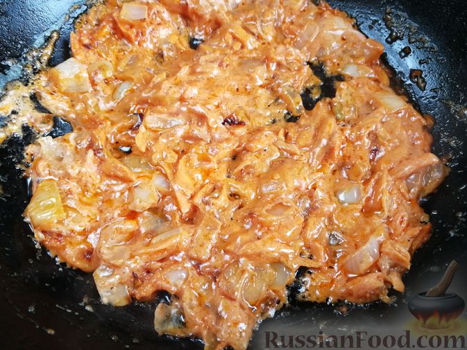 Фото приготовления рецепта: Борщ со свининой, консервированной фасолью и сметаной - шаг №6