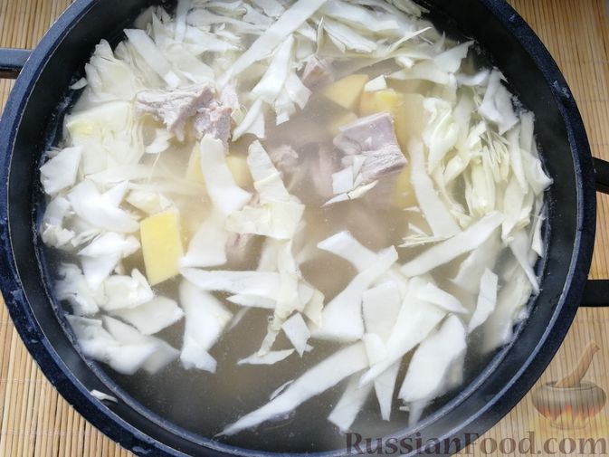 Фото приготовления рецепта: Борщ со свининой, консервированной фасолью и сметаной - шаг №9
