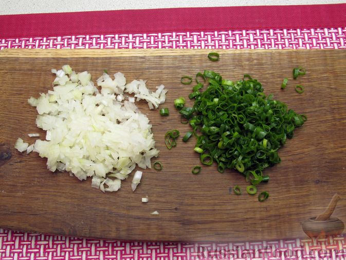 Фото приготовления рецепта: Салат с капустой, морковью, маринованными огурцами и зелёным горошком - шаг №3