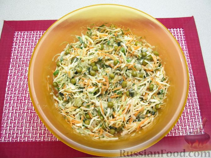 Фото приготовления рецепта: Салат с капустой, морковью, маринованными огурцами и зелёным горошком - шаг №12