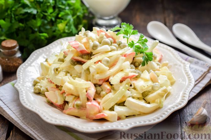Фото к рецепту: Салат с крабовыми палочками, кальмарами, зелёным горошком и яйцами