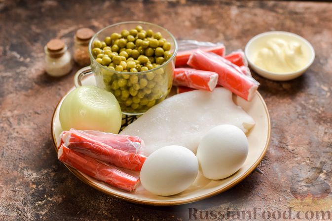 Фото приготовления рецепта: Салат с крабовыми палочками, кальмарами, зелёным горошком и яйцами - шаг №1