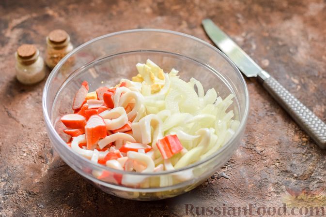 Фото приготовления рецепта: Салат с крабовыми палочками, кальмарами, зелёным горошком и яйцами - шаг №8