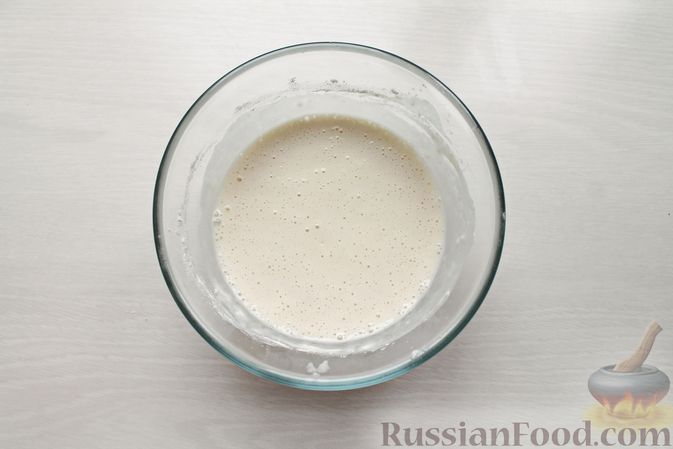 Фото приготовления рецепта: Дрожжевые блины на молоке - шаг №3