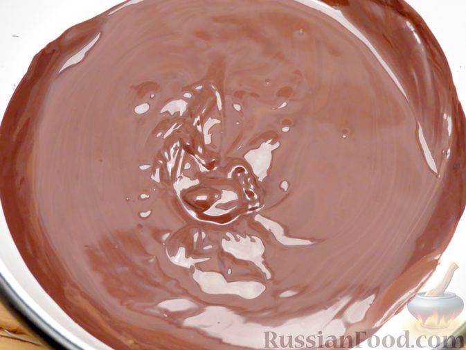 Фото приготовления рецепта: Шоколадный торт со сливочным сыром (без выпечки) - шаг №9