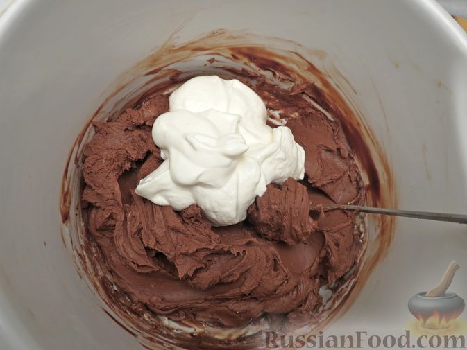 Фото приготовления рецепта: Шоколадный торт со сливочным сыром (без выпечки) - шаг №14