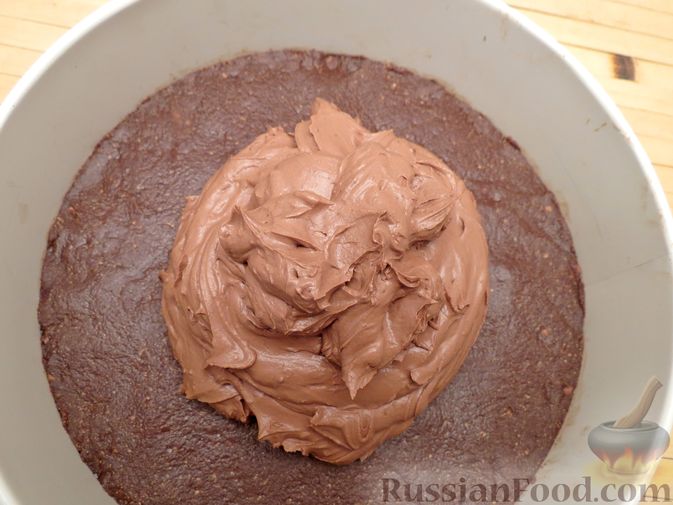 Фото приготовления рецепта: Шоколадный торт со сливочным сыром (без выпечки) - шаг №15