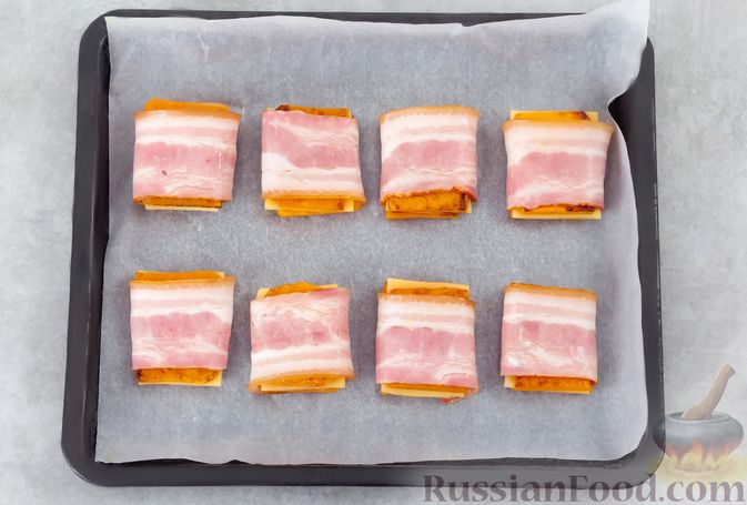 Фото приготовления рецепта: Сэндвичи из тыквы с сыром и беконом - шаг №6