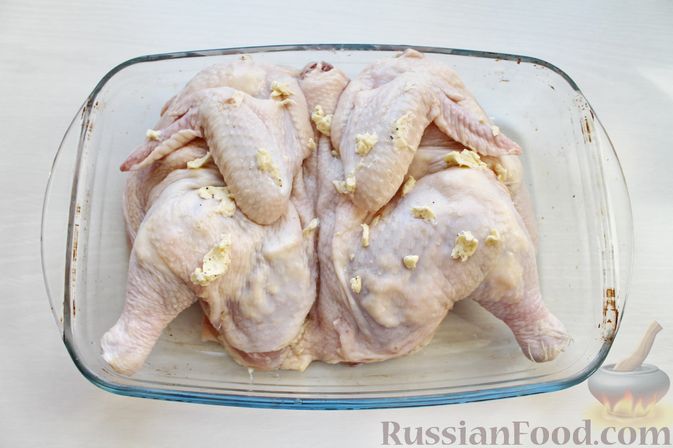 Фото приготовления рецепта: Курица, запечённая с картофелем, сладким перцем, вином и розмарином - шаг №3