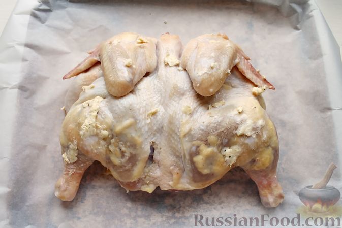 Фото приготовления рецепта: Курица, запечённая с картофелем, сладким перцем, вином и розмарином - шаг №11