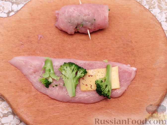 Фото приготовления рецепта: Куриные рулеты с брокколи и сыром (в духовке) - шаг №4