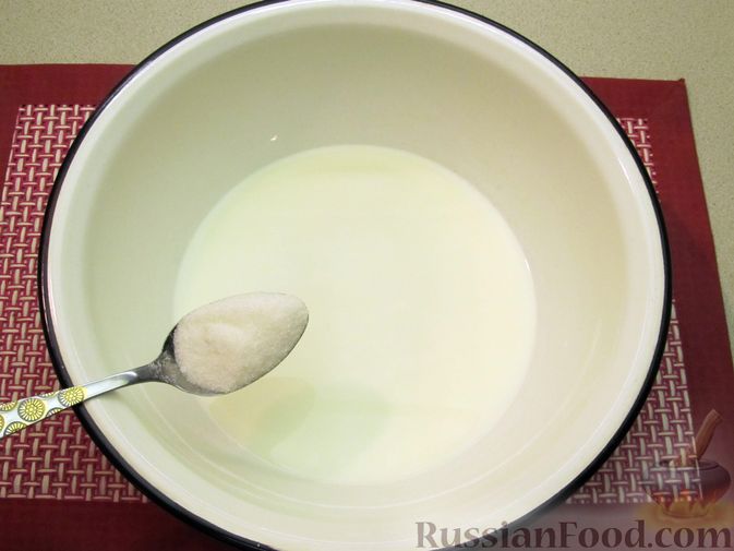 Фото приготовления рецепта: Толстые дрожжевые блины на молоке - шаг №2