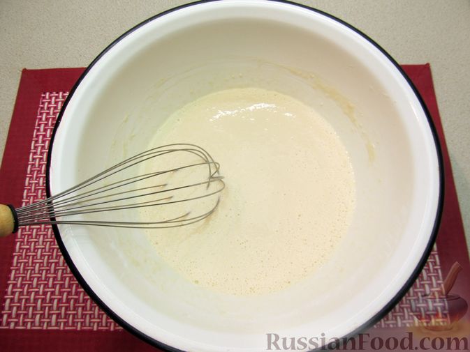 Фото приготовления рецепта: Толстые дрожжевые блины на молоке - шаг №5