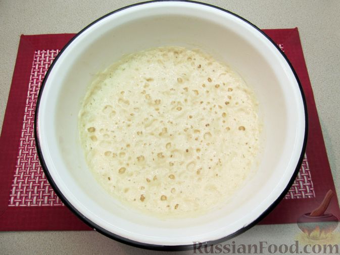 Фото приготовления рецепта: Толстые дрожжевые блины на молоке - шаг №6