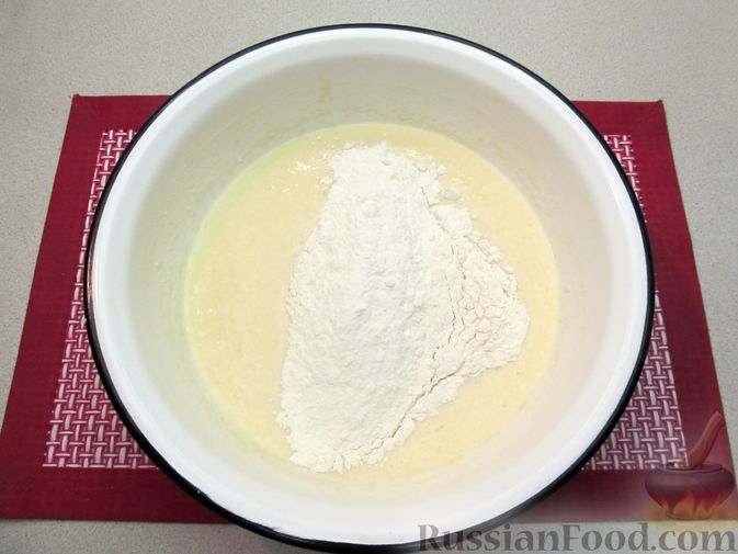 Фото приготовления рецепта: Толстые дрожжевые блины на молоке - шаг №9