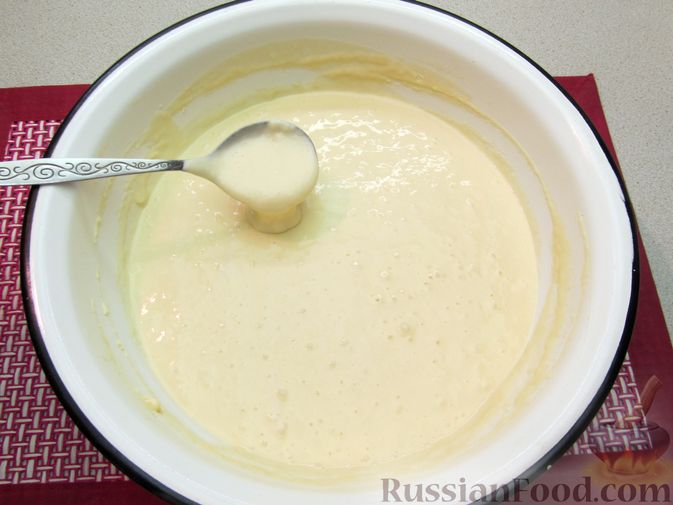 Фото приготовления рецепта: Толстые дрожжевые блины на молоке - шаг №10