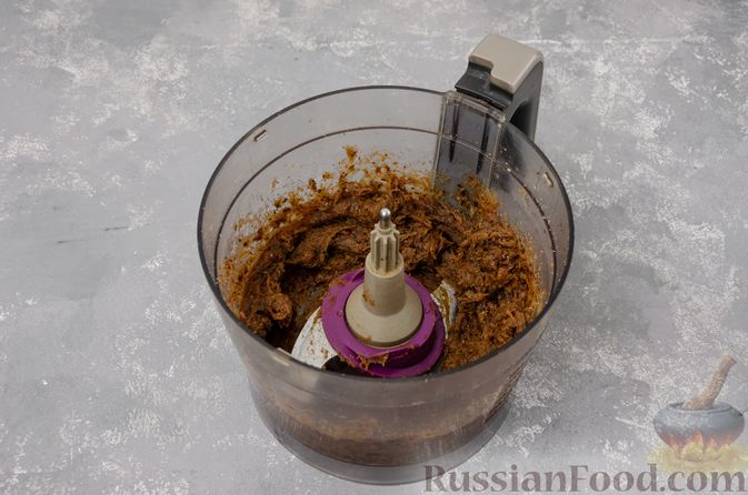 Фото приготовления рецепта: Шоколадно-ореховый десерт с финиками и кокосовой стружкой (брауни без выпечки) - шаг №5