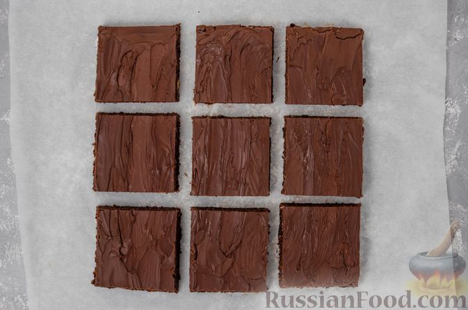 Фото приготовления рецепта: Шоколадно-ореховый десерт с финиками и кокосовой стружкой (брауни без выпечки) - шаг №11