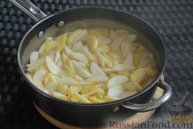 Фото приготовления рецепта: Пирог из лаваша, с яблоками и яично-сметанной заливкой - шаг №4