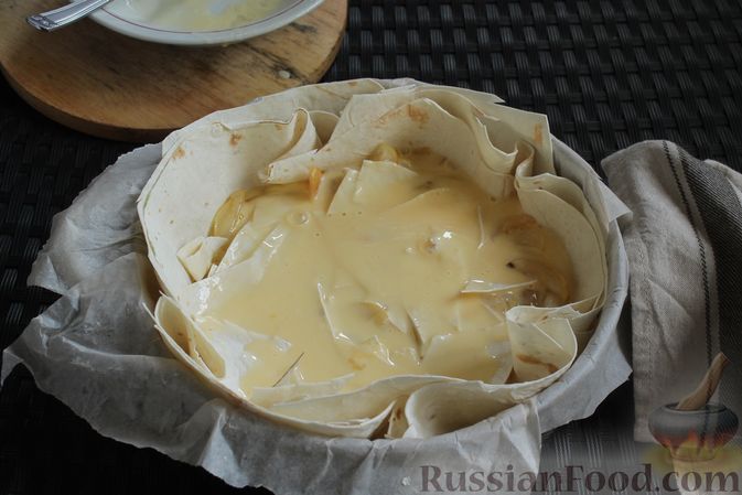 Фото приготовления рецепта: Пирог из лаваша, с яблоками и яично-сметанной заливкой - шаг №10