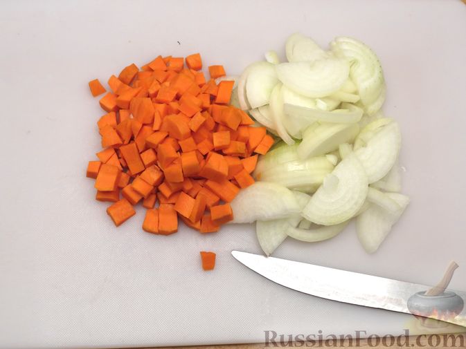 Фото приготовления рецепта: Куриные сердечки, тушенные с овощами в томатном соусе - шаг №4