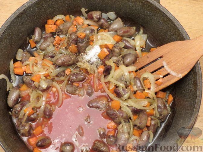 Фото приготовления рецепта: Куриные сердечки, тушенные с овощами в томатном соусе - шаг №7