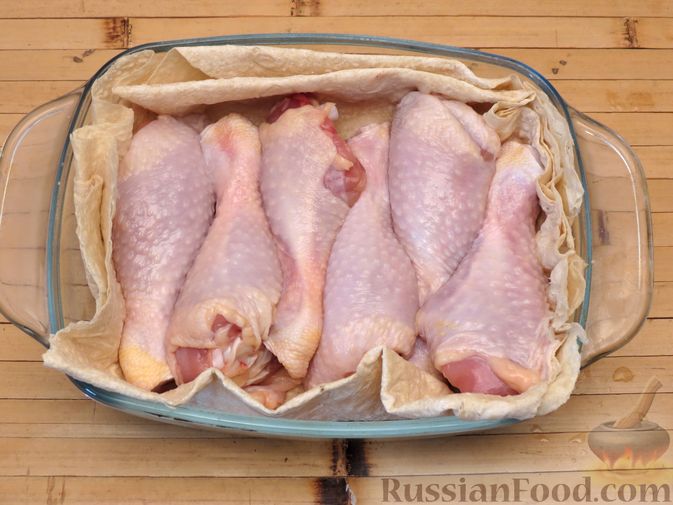 Фото приготовления рецепта: Куриные ножки, запечённые на лаваше, в соусе из кефира и сладкого перца - шаг №6