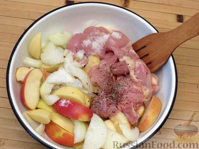 Фото приготовления рецепта: Картофель, запечённый с курицей и яблоками (в рукаве) - шаг №6